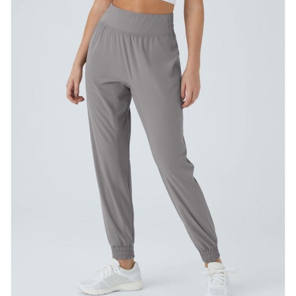 Halara Women’s Jogger in Gray (Mourning Dove) size Small - Picture 2 of 9